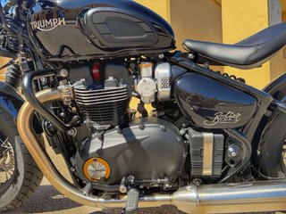 Triumph Bonneville Bobber Negra