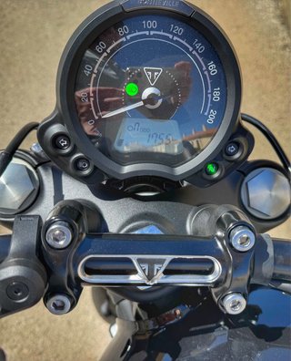 Triumph Bonneville Bobber Negra