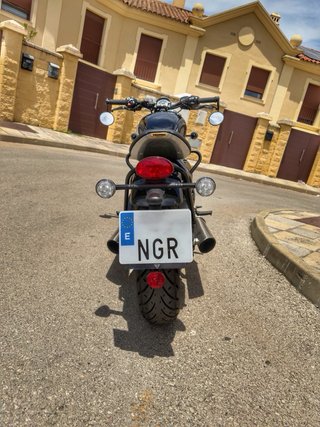 Triumph Bonneville Bobber Negra