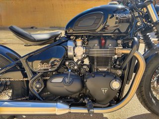 Triumph Bonneville Bobber Negra