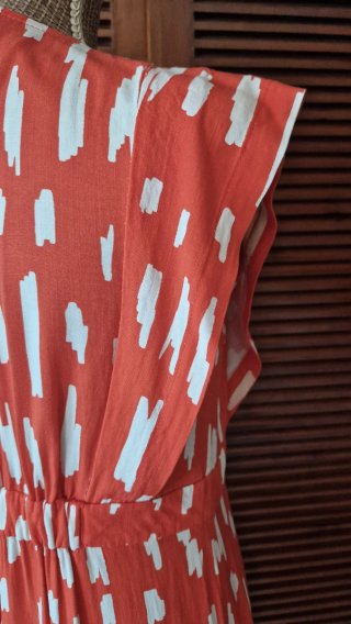Vestido camisero estampado naranja y blanco