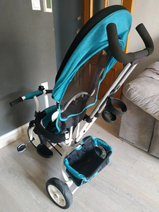 Triciclo infantil con capota y cesta