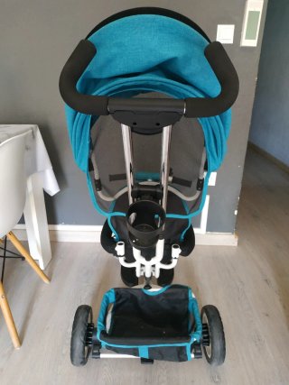 Triciclo infantil con capota y cesta