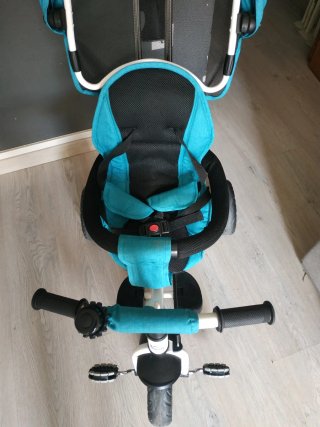 Triciclo infantil con capota y cesta