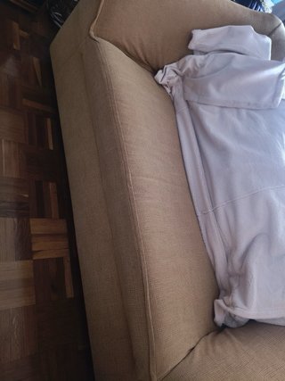Sofá de 3 y 2 plazas en tela beige.