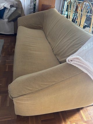 Sofá de 3 y 2 plazas en tela beige.