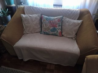 Sofá de 3 y 2 plazas en tela beige.