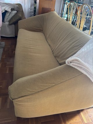Sofá de 3 y 2 plazas en tela beige.