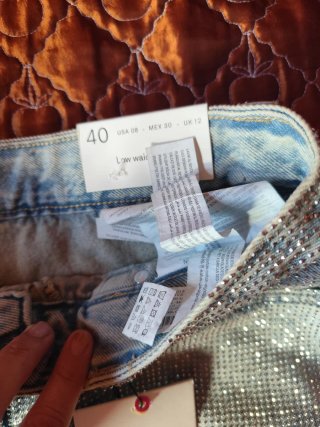 Falda vaquera Stradivarius con pedrería de strass