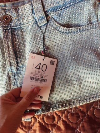 Falda vaquera Stradivarius con pedrería de strass