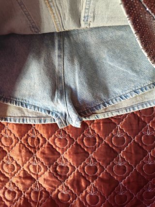 Falda vaquera Stradivarius con pedrería de strass