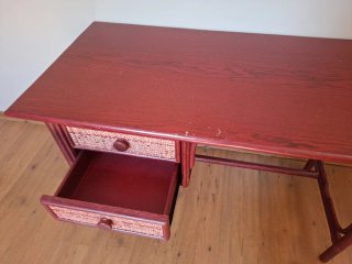Mesa de estudio de ratán y madera, algun roce.