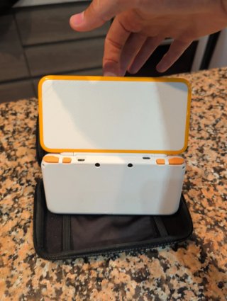 Nintendo 2DS XL Arancione e Bianco