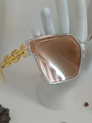 Gafas de sol doradas y transparentes