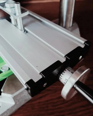 Mini taladro de banco con mesa de trabajo