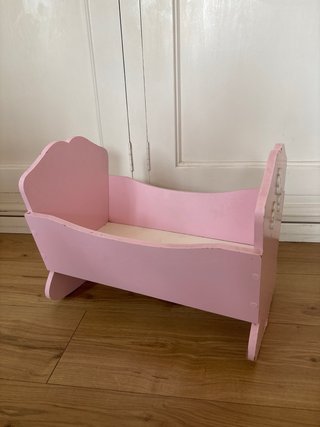 Culla per bambola rosa con fiori