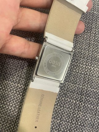Reloj Oasis con correa de cuero blanco