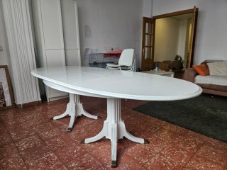 Mesa ovalada blanca de madera