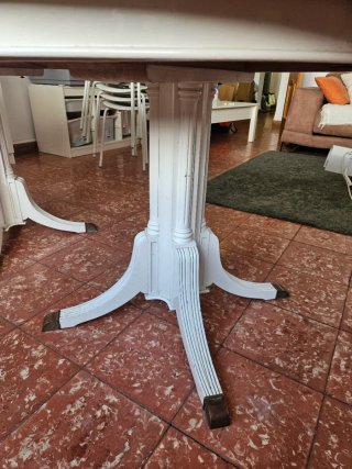 Mesa ovalada blanca de madera