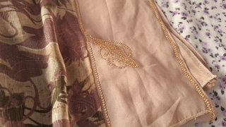 Fular estampado floral con detalles brillantes