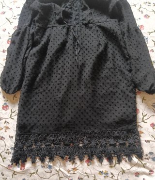 Vestido negro con encaje y volantes