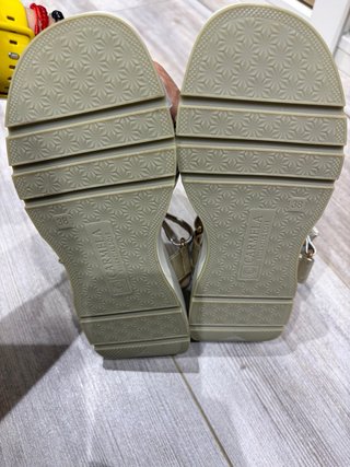 Sandalias Carmela Piel Doradas y Plateadas