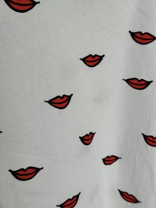 Camiseta Stradivarius blanca con labios rojos T.L