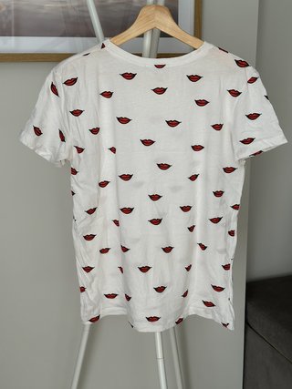 Camiseta Stradivarius blanca con labios rojos T.L