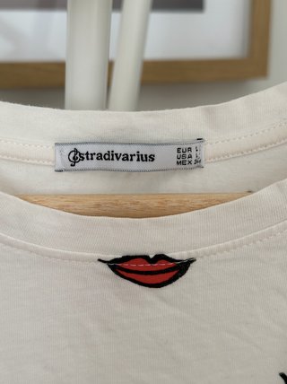 Camiseta Stradivarius blanca con labios rojos T.L