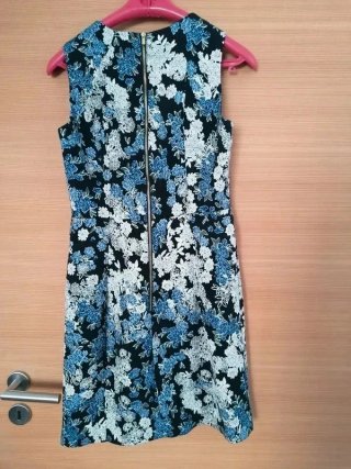 Abito floreale nero e blu