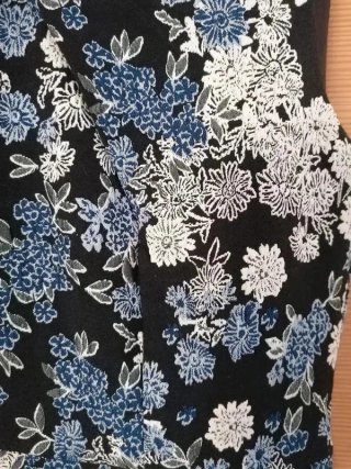 Abito floreale nero e blu