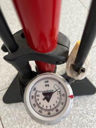 Bomba de pie con manómetro