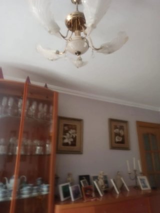 Lámpara de techo dorada y blanca