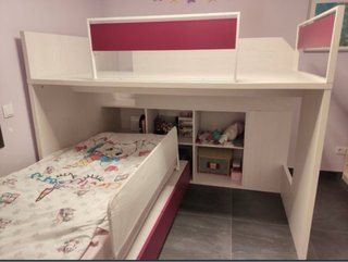 Litera con escaleras y estantes