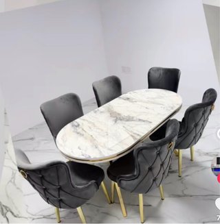 Mesa ovalada y 6 sillas de terciopelo