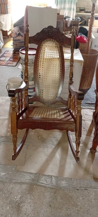 Sedia a dondolo in legno con rattan