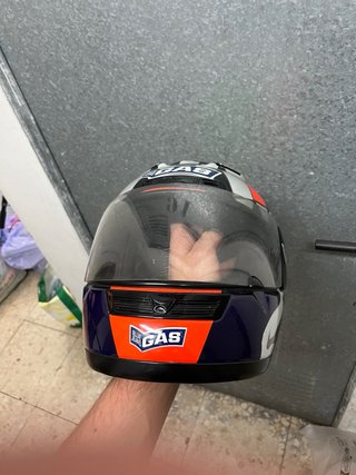 Casco de moto NZI con diseño Repsol
