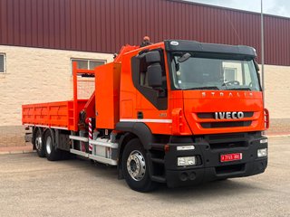 Iveco Stralis 420 con grúa Fassi