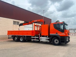 Iveco Stralis 420 con grúa Fassi