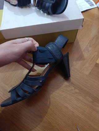 Sandalias azules de tacón