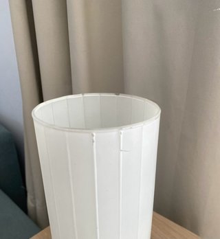 Lámpara de vidrio cilíndrica.