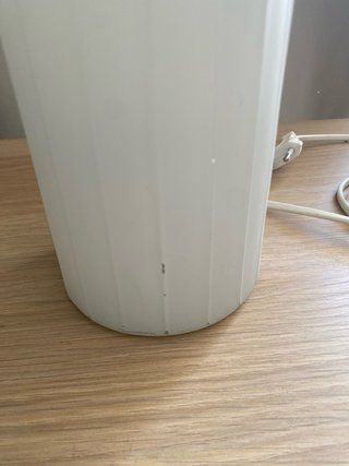 Lámpara de vidrio cilíndrica.