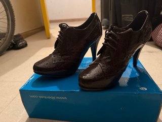 Zapatos de tacón marrones