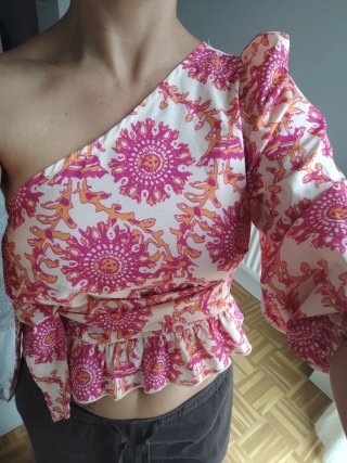 Top asimétrico estampado verano