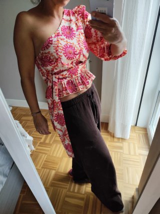Top asimétrico estampado verano