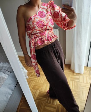 Top asimétrico estampado verano