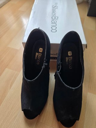Botines tacón negros peep toe