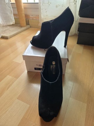 Botines tacón negros peep toe