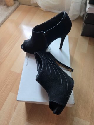 Botines tacón negros peep toe