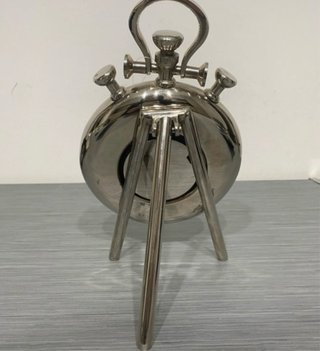 Elegante orologio da tavolo in acciaio